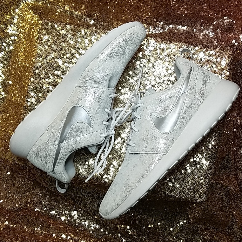 Women's Roshe One Premium Shoe - Picture 6 of 8